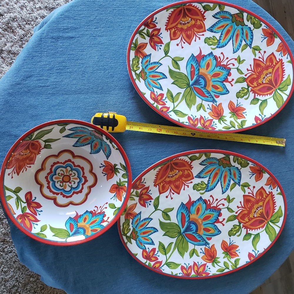 2 plastic serving trays 1 serving bowl